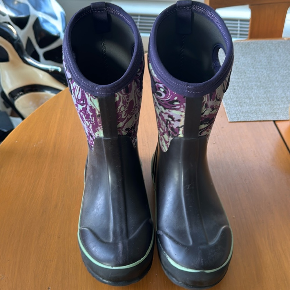 Youth Size 4 BOGS